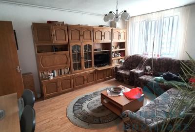 Apartament cu 3 camere semidecomandat, mobilat în Ozana