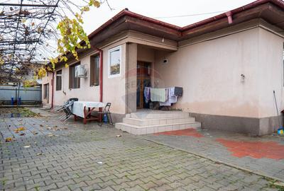 Casă cu 4 camere în Periferie