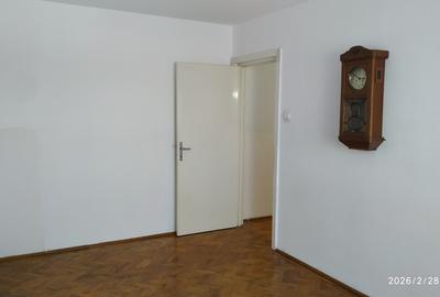 Apartament cu 3 camere semidecomandat în Circumvalațiunii