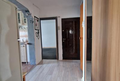 Navodari( Sud, Str Rândunelelor)- 2 camere decomandate, etaj 3/4, liber - 18