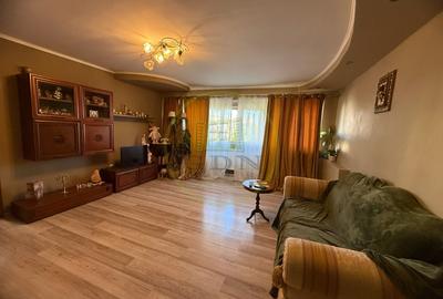 Apartament cu 3 camere semidecomandat în Craiovița Nouă