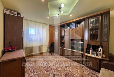 Apartament cu 3 camere decomandat, mobilat în Cetate