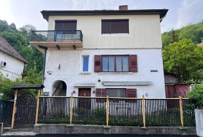 Casă cu 5 camere în Central