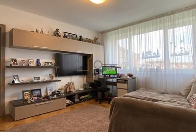 Apartament cu 3 camere semidecomandat, mobilat în Ștefan cel Mare