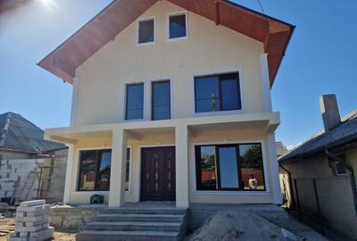 Agentie imobiliara vindem vila in Lumina