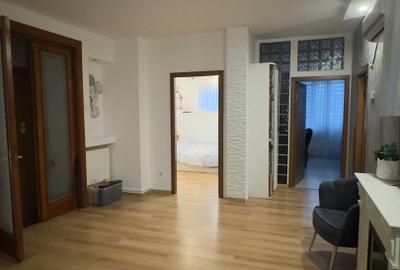 Apartament cu 5 camere decomandat în Calea Călărașilor