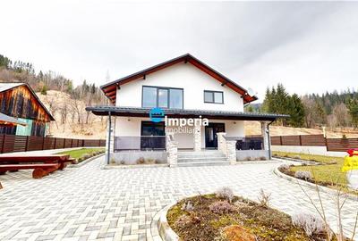 Pensiune de vanzare in zona Sucevita, langa Manastire - 1