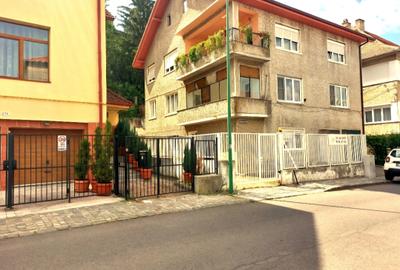 Apartament in casa, curte proprie, pe una dintre cele mai bune strazi