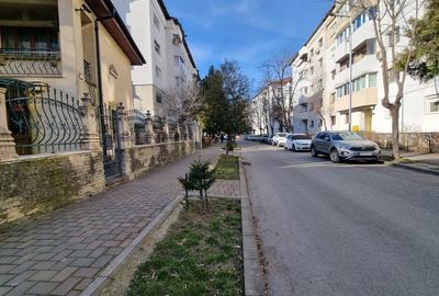 BISTRIȚA LAC- 3 camere decomandate, etaj intermediar, bloc din 1986 - 1