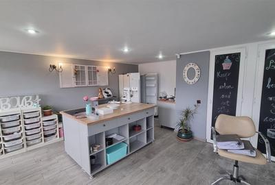 Casa de vanzare moderna cu costuri reduse, panouri solare si spatiu comercial in - 25