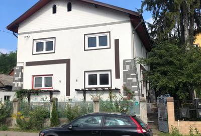 Casă individuală cu 9 camere în Central