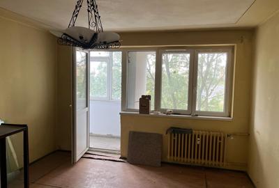 Apartament cu 3 camere semidecomandat în Drumul Taberei