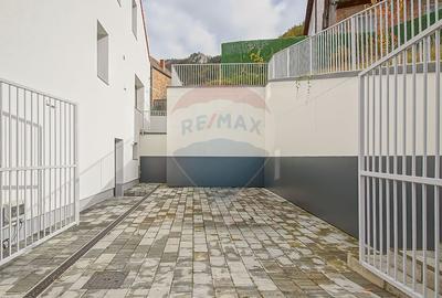 La poalele Tâmpei — vilă contemporană în Schei - 27