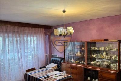 3 camere, Cet Liceul 7, et 2/4, decomandat,centrala gaz, necesita imbunatatiri - 1