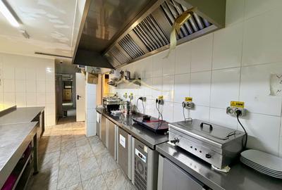 Spatiu Comercial  *731mp* / VAD stradal 31m / 19 locuri de parcare // Unirii - 26