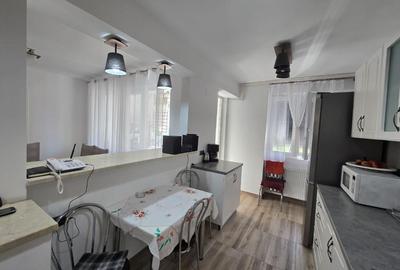 De vanzare Apartament 3 camere, zona Centru. - 2