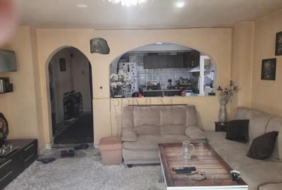 Apartament cu 3 camere decomandat în Girocului