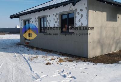 Casă individuală cu 3 camere în Dumbrava Roșie