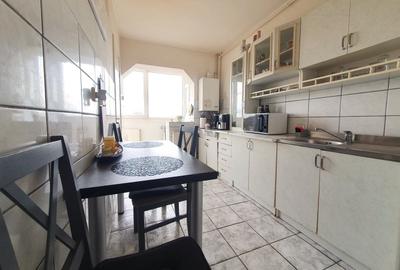 Apartament cu 3 camere decomandat în Astra