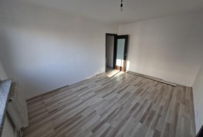 Apartament cu 3 camere nedecomandat în Mircea cel Bătrân