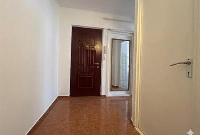 Apartament cu 3 camere decomandat, mobilat în Nicolina