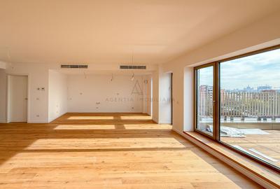 Apartament cu 4 camere semidecomandat în Băneasa