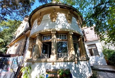 Casă individuală cu 9 camere în Central