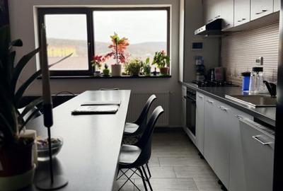 Apartament cu 4 camere semidecomandat, mobilat în Florești