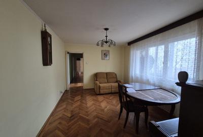 Apartament cu 3 camere semidecomandat, mobilat în Păcii
