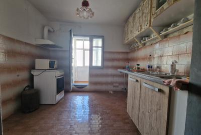 Navodari( Sud, Str Rândunelelor)- 2 camere decomandate, etaj 3/4, liber - 9