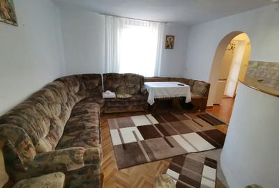 INCHIRIEZ casa 3 camere tip duplex,cu garaj,zona Calea Poplacii