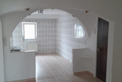 Apartament trei camere decomandat, etaj patru bloc 1986, centrala, simplu, liber - 3