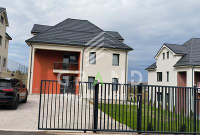 Casă individuală cu 4 camere în Dezmir