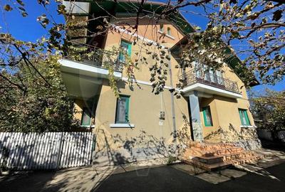 Casă / Vilă spațioasă cu curte generoasă în Urlați - 1