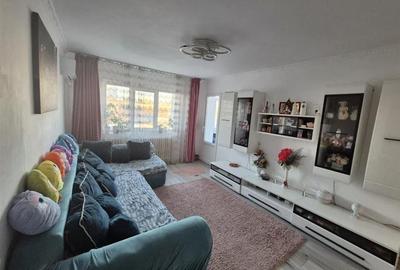 Apartament cu 3 camere semidecomandat în Podu Roș