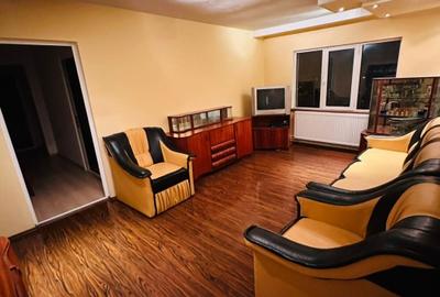 Apartament cu 3 camere semidecomandat, mobilat în Micro 16
