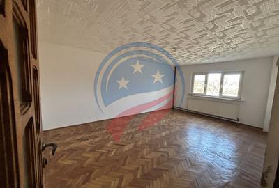 Vilă spațioasă D+P+E+M, 400 mp | Curte generoasă 400 mp | 3 intrări - 8