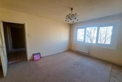 Apartament cu 3 camere semidecomandat în Șagului