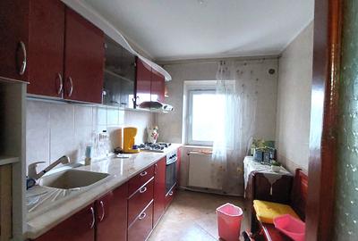 Apartament 3 camere si mansarda (zona Liceul nr.1 )