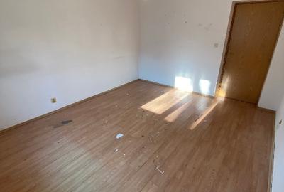 Vila cu 3 apartamente  la parter,etaj  si mansarda - 6