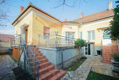 Casă Evreiască de Vânzare, Singur în Curte în zona Ultracentral - 1