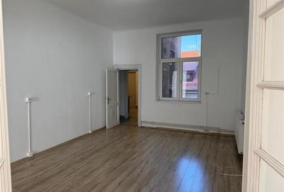 Apartament cu 3 camere semidecomandat în Central
