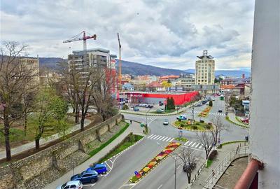 DE INCHIRIAT - 3 CAMERE, CENTRAL, BLOC CU LIFT - 6