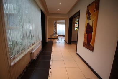 Apartament 3 camere 2 bai lux parcare subterana termen lung zona KM 5 - 4