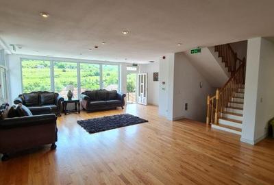 Casă individuală cu 8 camere în Florești