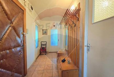 Zona 300, 3 camere, etaj 2, trei balcoane,  fără comision ! - 12