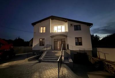 De inchiriat spatiu birouri, 10 birouri , 4 bai, garaj, 4 bai si teren 10 arii,S - 1