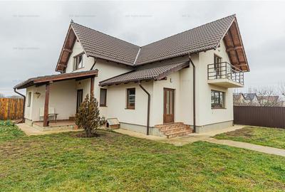 Casă individuală cu 5 camere în Cristian