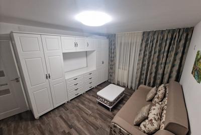 Apartament cu 3 camere semidecomandat, mobilat în Mioriței