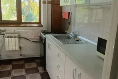 Numar camere: 3  Localizare:  Zona Bd. N. Balcescu –  Jud. Buzau  Etaj: 3 din 4 - 3